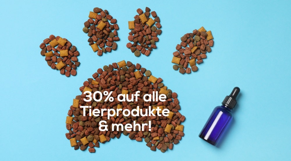 "30% auf alle Tierprodukte & mehr!" Schriftzug auf Trockenfutter in Form einer Hundepfote neben einer Apothekerflasche für Öl