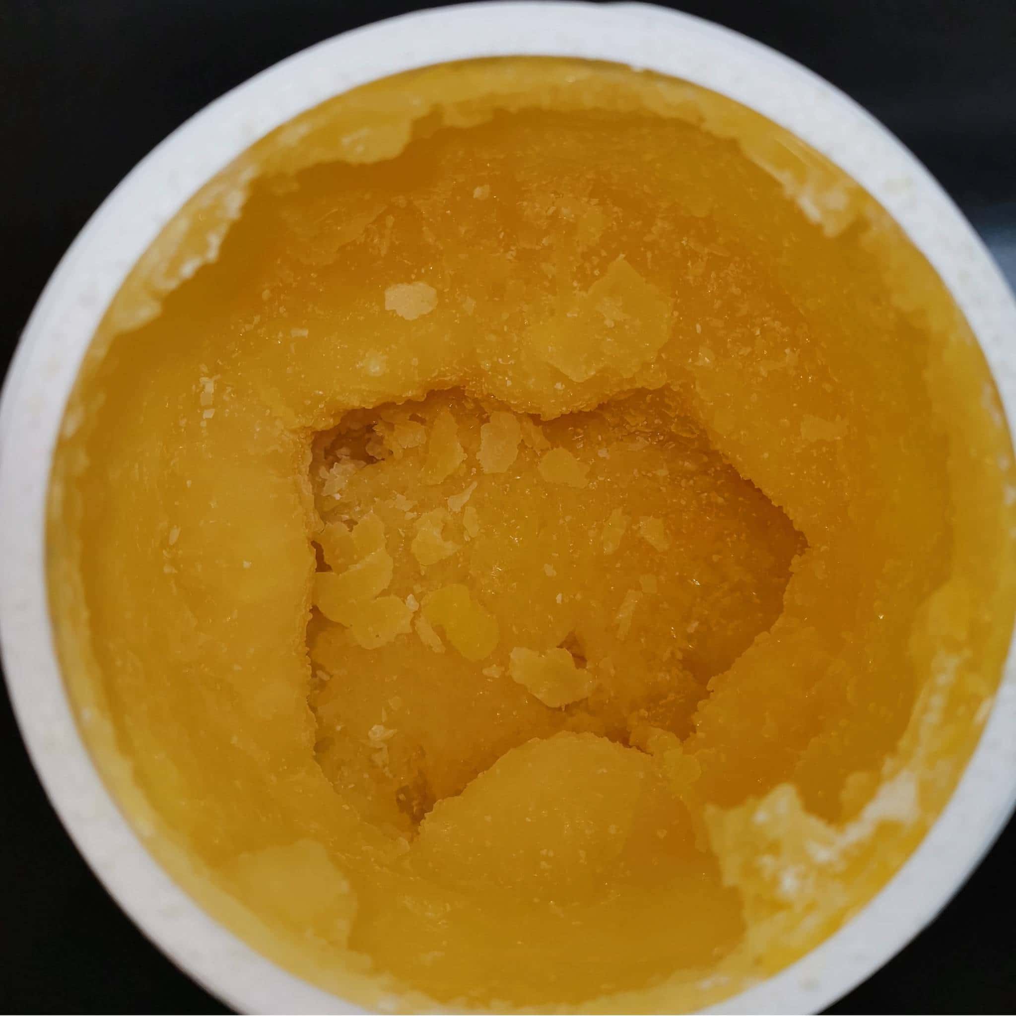 CBD Crumble Super Lemon Haze durchkristallisiert im Behälter